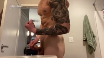 GAY PORN Show Your Muscle In A Six-Pack. 大陰莖自慰和躺下，直到精液在鏡頭前破碎。
